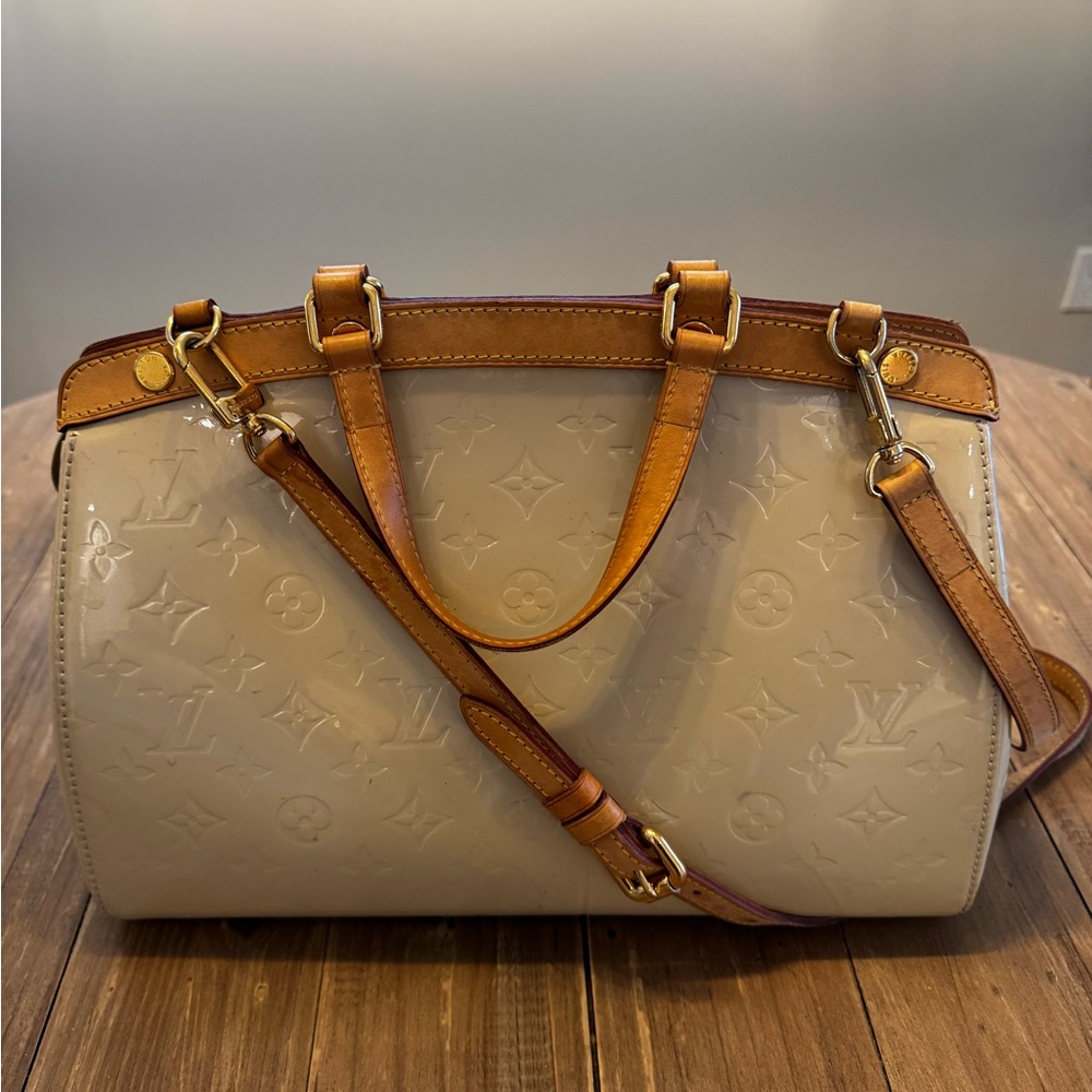 Louis Vuitton Blanc Corail Vernis Brea MM